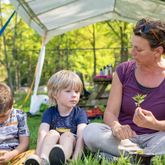 vrouw met plant en kinderen