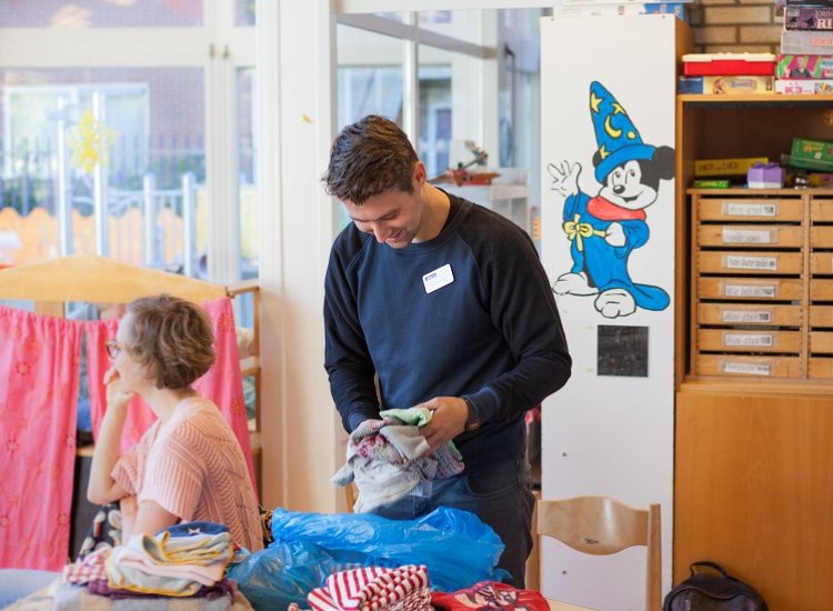 Man aan het werk in een kinderopvanglocatie