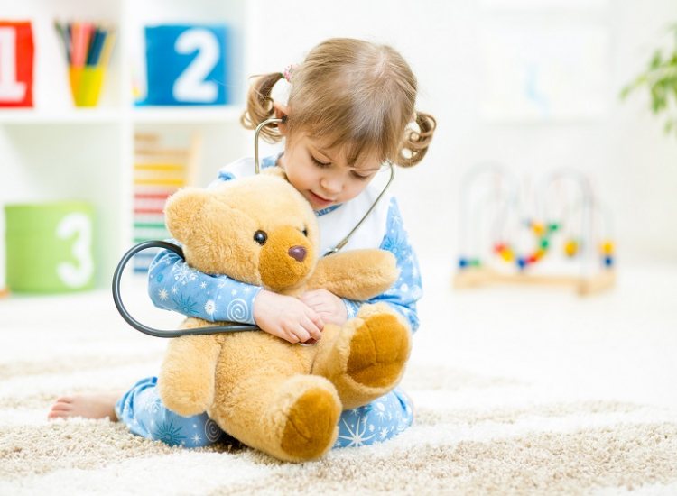 Kind speelt doktertje met beer