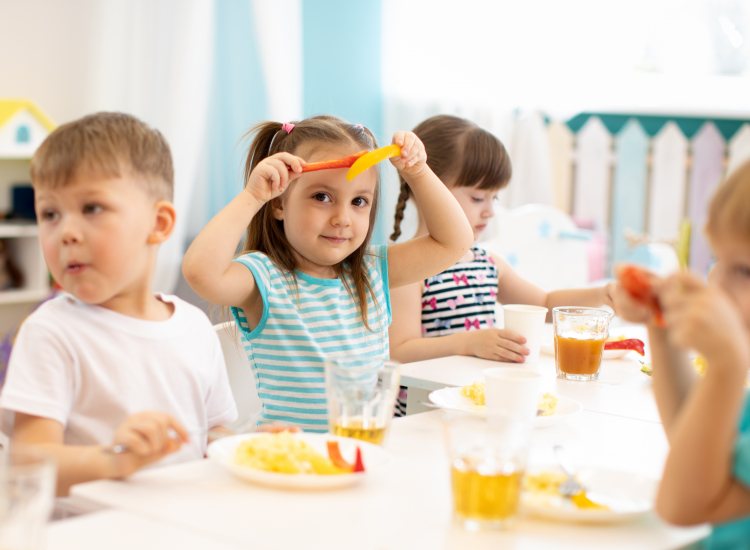 Spelende kinderen in kinderopvang