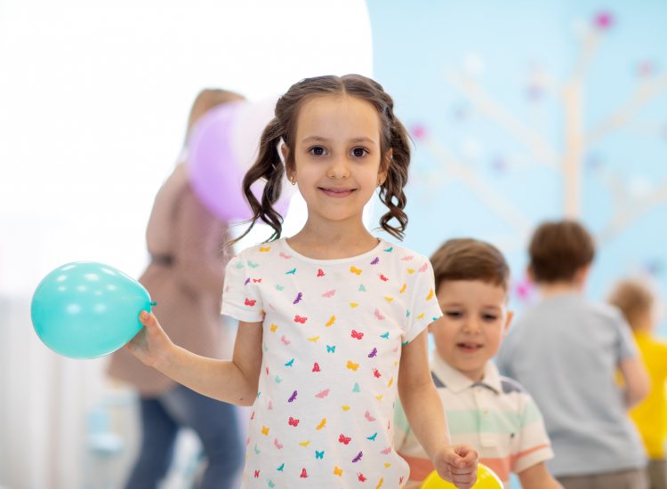Portret van spelend kind met ballon in haar hand