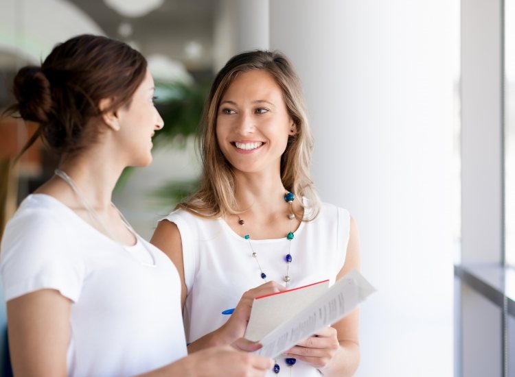 Twee vrouwen in overleg met elkaar
