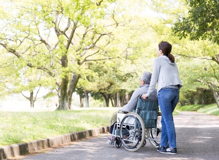 Vrouw in rolstoel met haar dochter