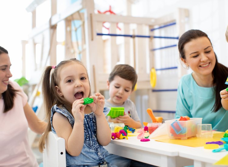 Kinderopvang kinderen eten aan tafel