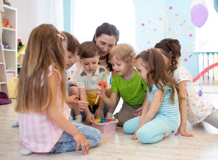 Kinderopvang samen spelen in kring