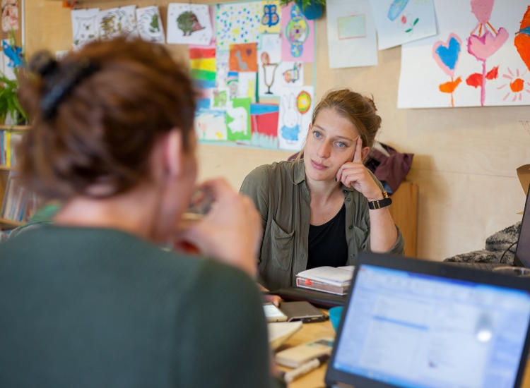 Combinatiebaan in kinderopvang - medewerker denkt na over mogelijkheden.