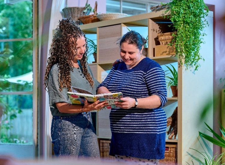Medewerkers kinderopvang bekijken samen boek