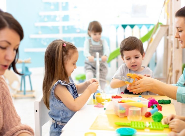 Kind speelt in kinderopvang