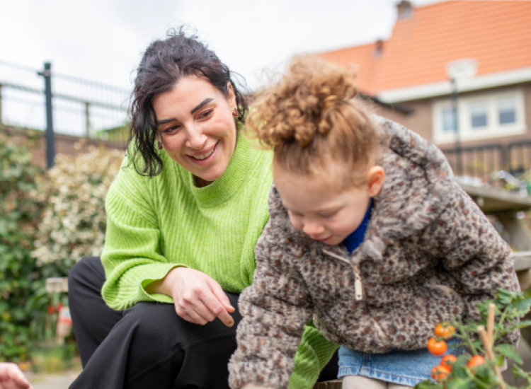 Medewerker met kinderen buiten