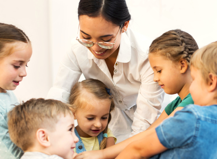 medewerker met kinderen na gelijkstellingsverzoek