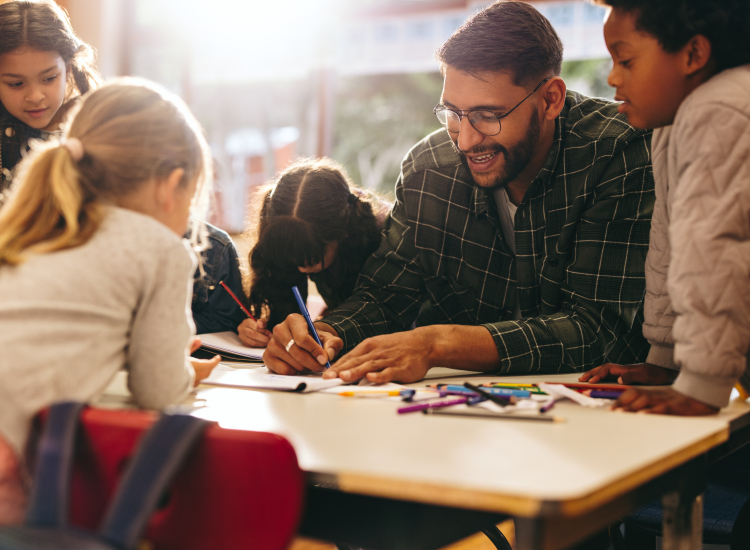 medewerker met kinderen