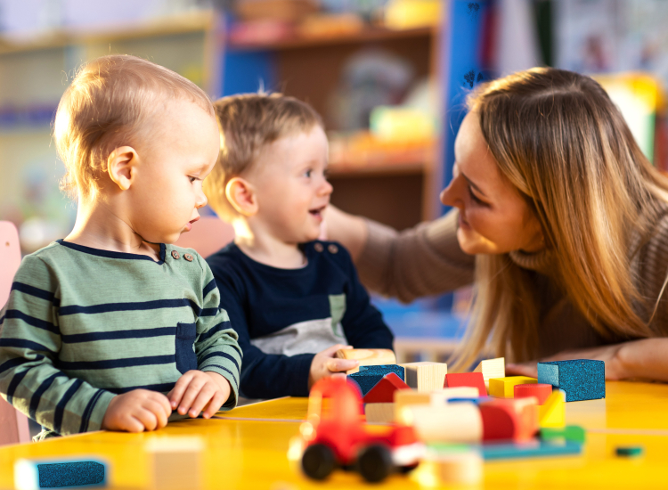 medewerker met kinderen