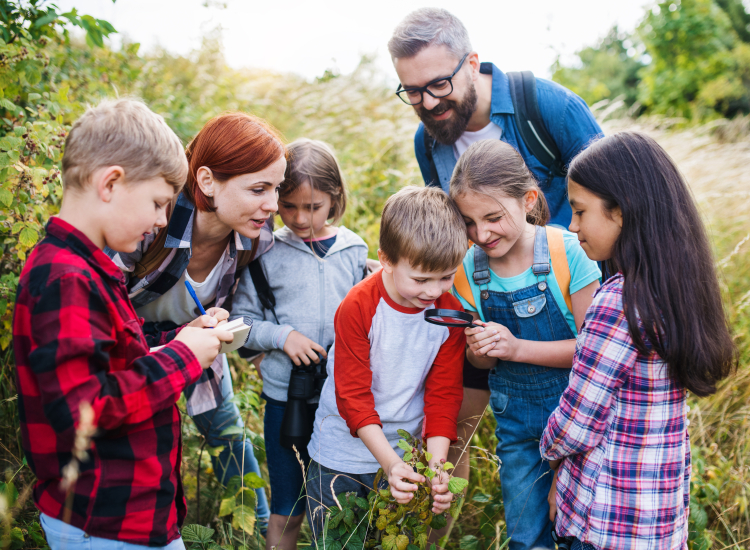 medewerker met kinderen buiten