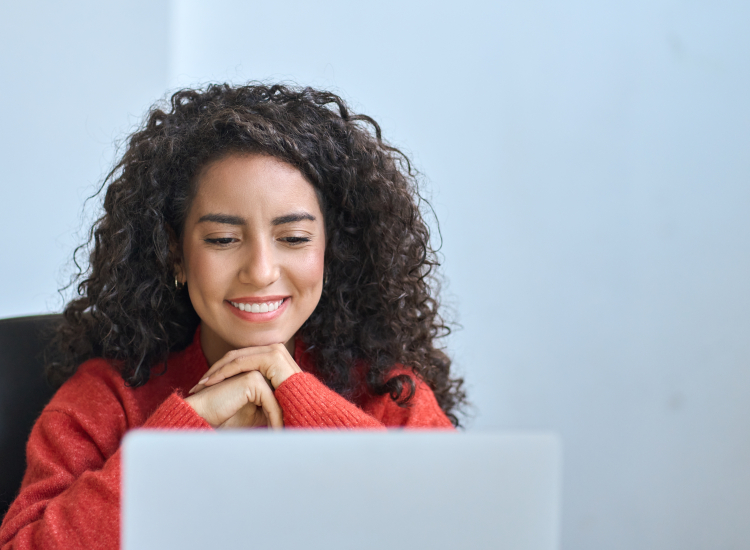 medewerker kijkt naar laptop