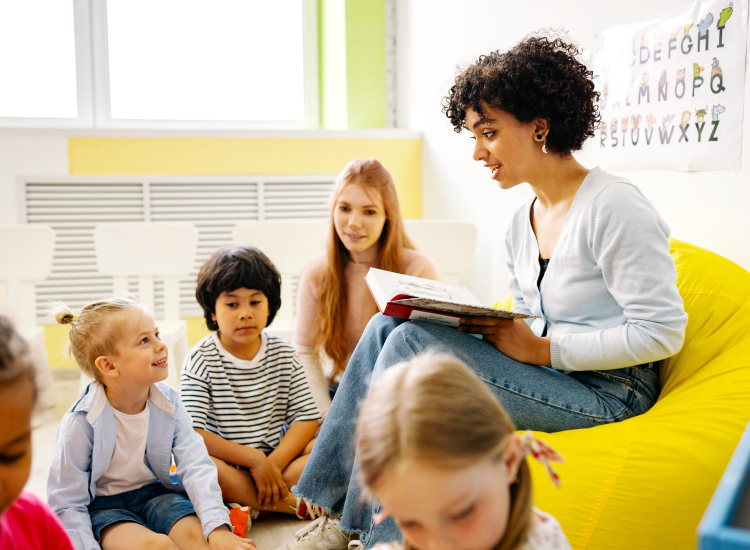 medewerker leest voor aan kinderen