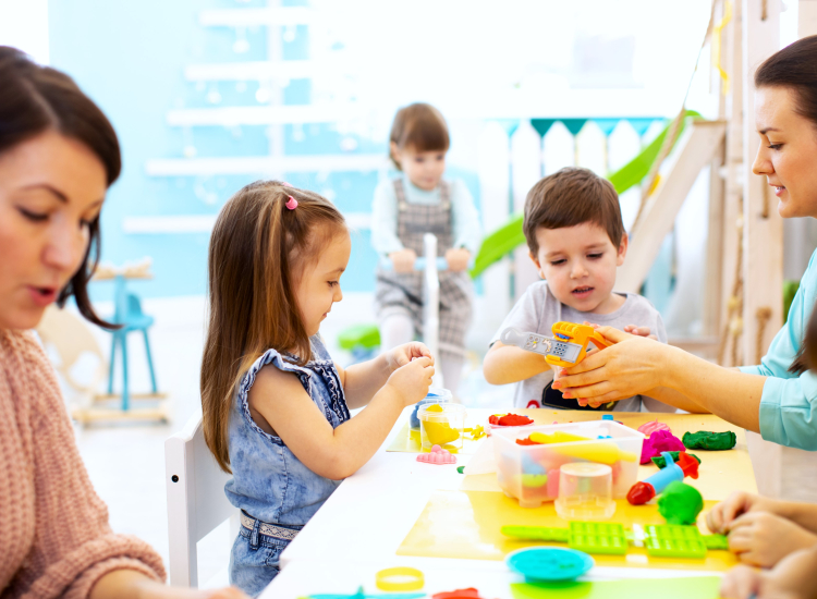 Kinderopvang knutselen aan tafel
