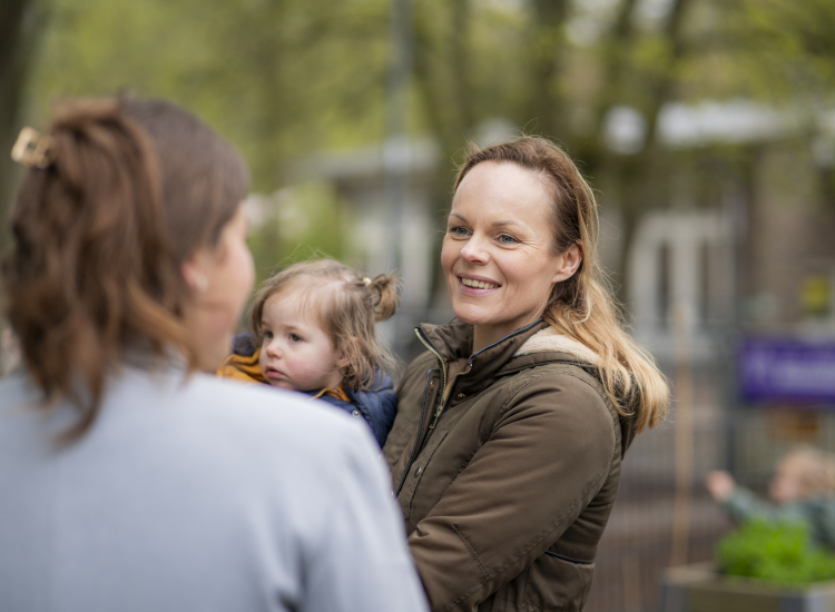 Medewerker praat buiten met collega