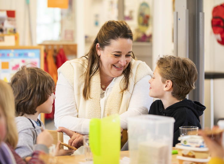 Medewerker met plezier bij kinderen
