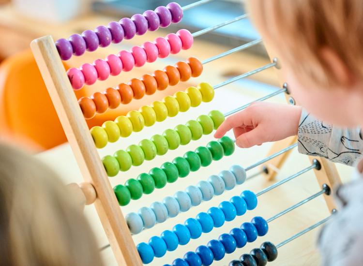 Kind speelt met telraam