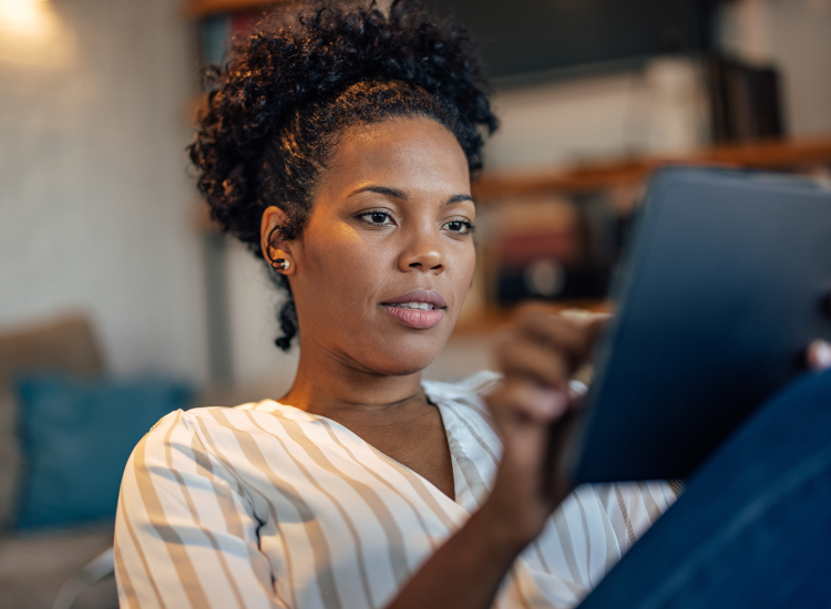 Medewerker kijkt naar scherm voor cijfers verzuim