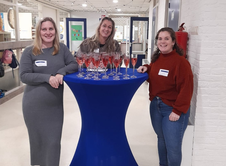 Medewerkers SCIO Groep aan statafels tijdens wervingsevent