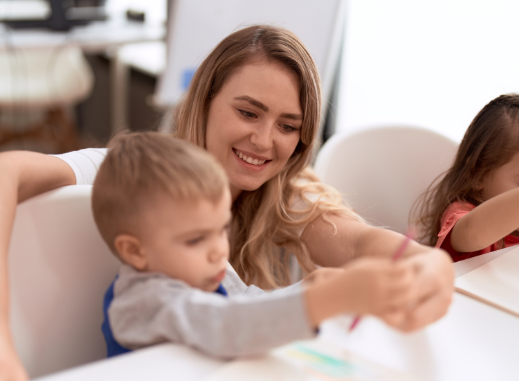 vrouw en kind spelen 