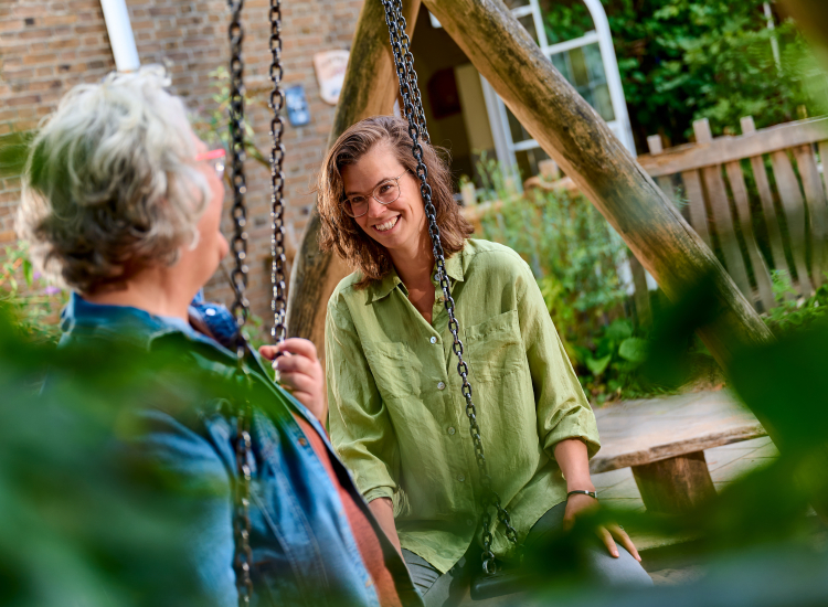 vrouwen tegenover elkaar op de schommel