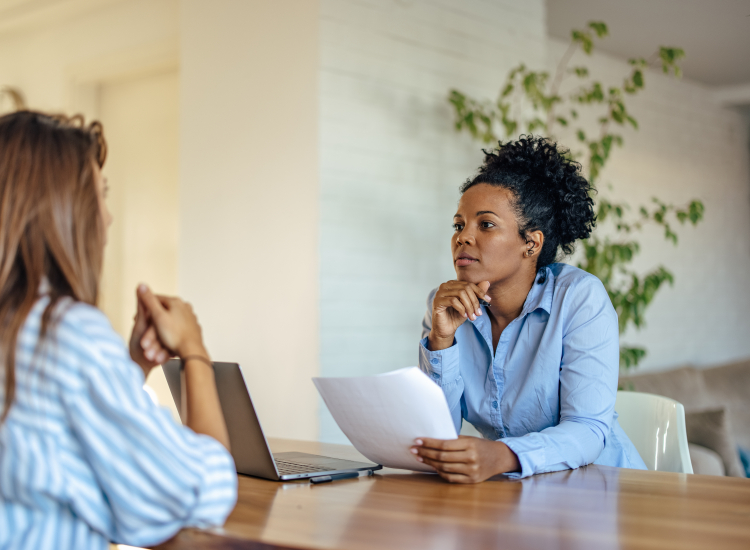 twee vrouwen in overleg