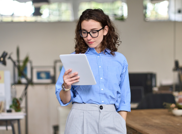 vrouw kijk naar checklist