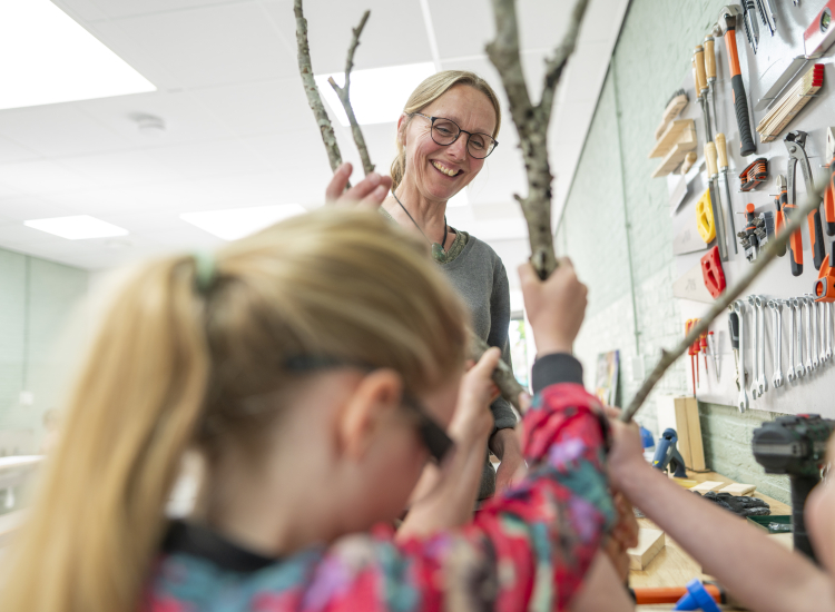 medewerker met kinderen