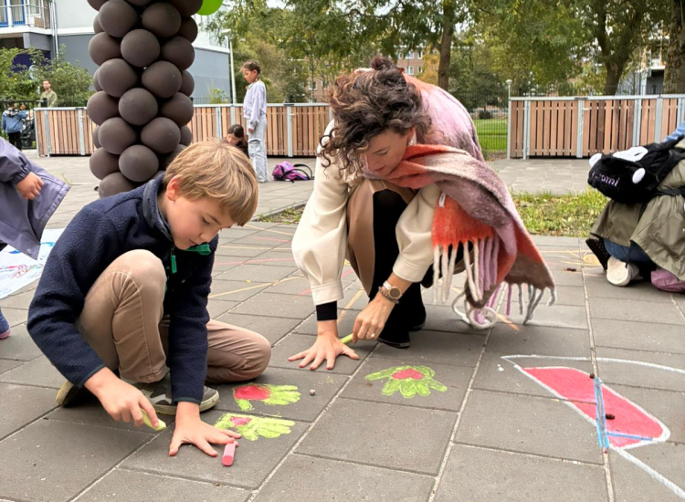 schoolplein vol krijt