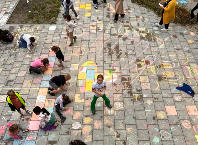 schoolplein vol krijt