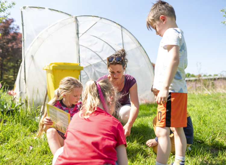vrouw met kinderen buiten