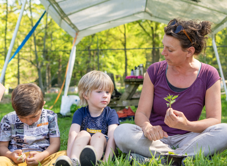 vrouw met plant en kinderen