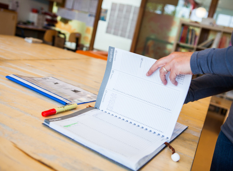 medewerker bladert door agenda