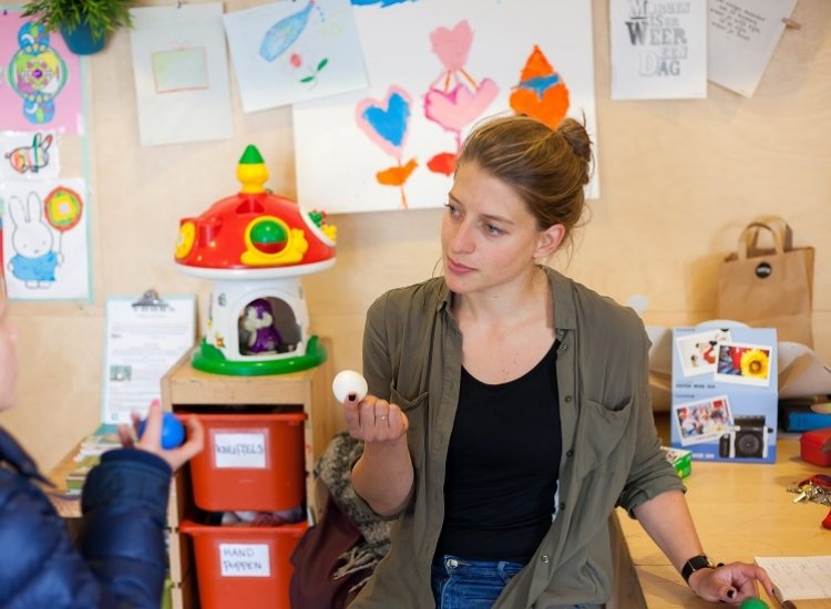 Pedagogisch medewerker aan het werk op een kinderopvang