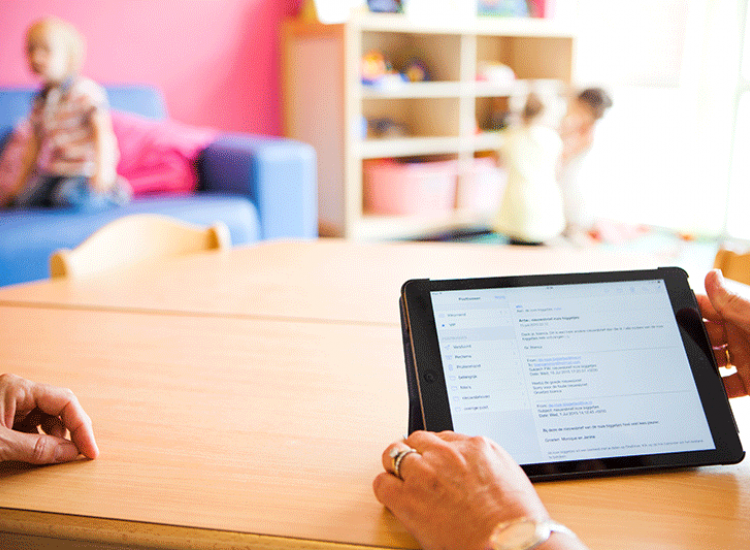 Tablet ligt op tafel in kinderopvanglocatie