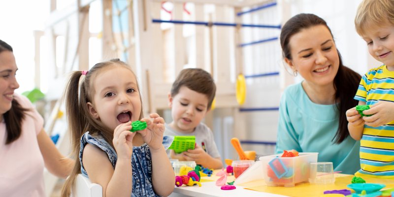 Kinderopvang kinderen eten aan tafel