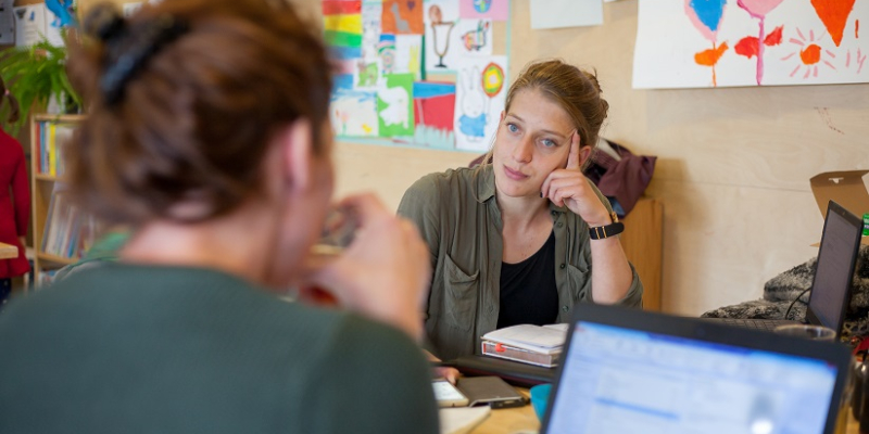 Combinatiebaan in kinderopvang - medewerker denkt na over mogelijkheden.