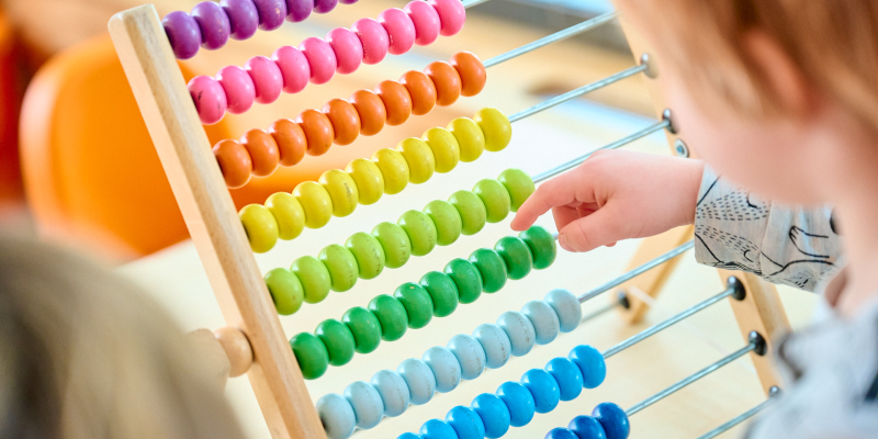 Kind speelt met telraam