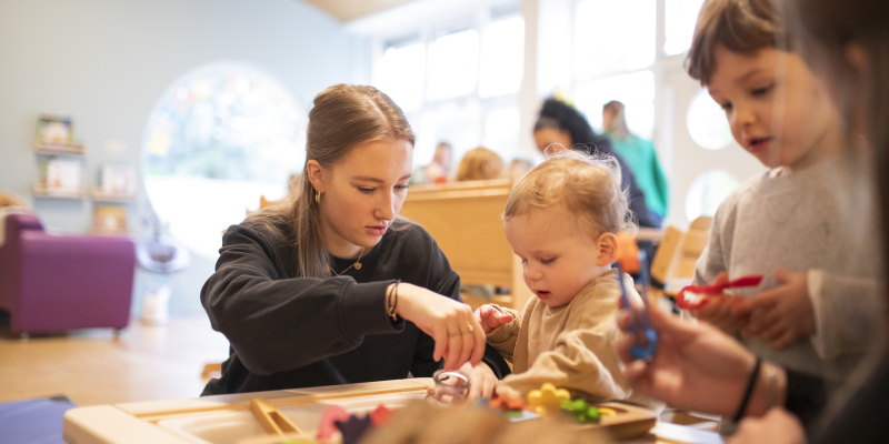 groepsondersteuner met kind