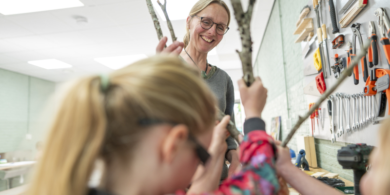 medewerker met kinderen