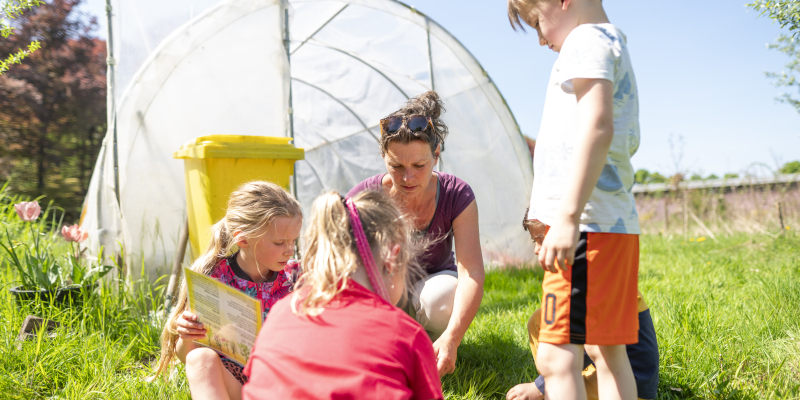 vrouw met kinderen buiten