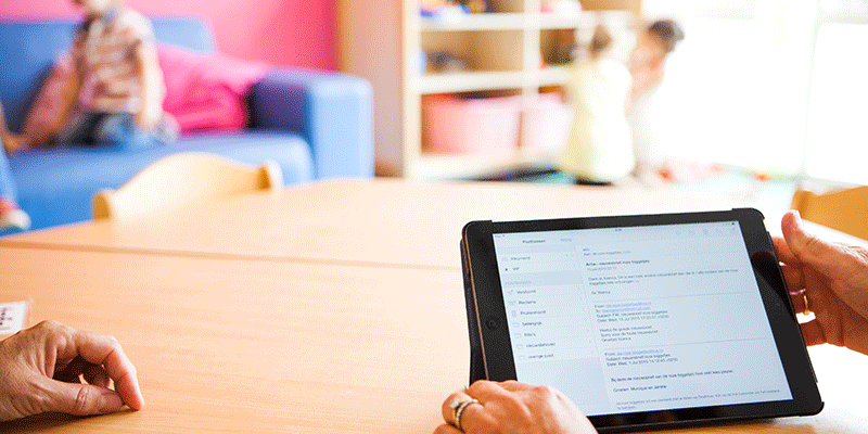 Tablet ligt op tafel in kinderopvanglocatie